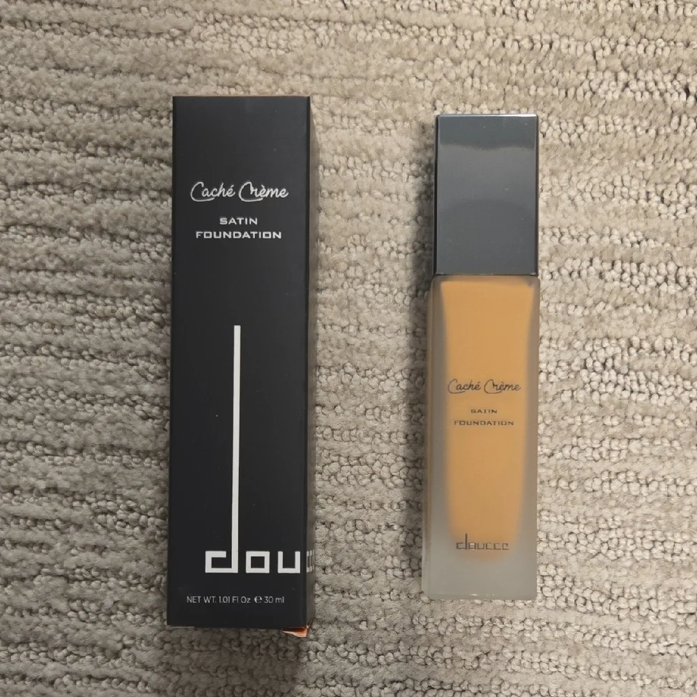 NIB Doucce Cache Creme Satin Foundation YD11
